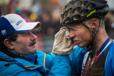 Belgičan Rudi supluje babičky českých závodníků. Má čaj a žíňku...