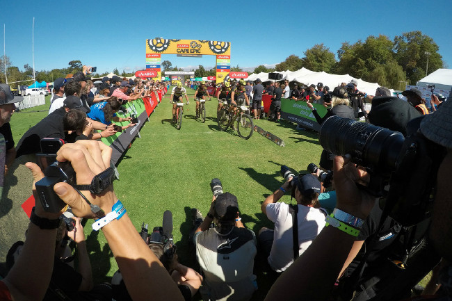 Tlačenice fotografů v cíli