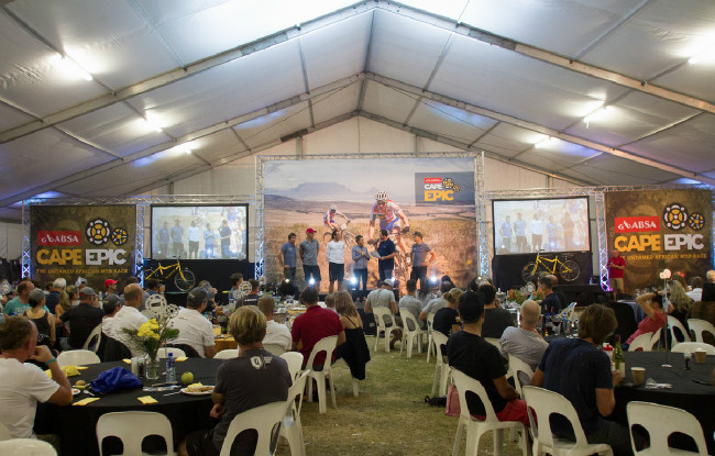 Každodenní program v jídelním stanu. Sešlo i 5 olympijských medailistů