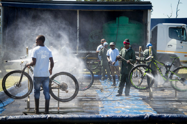 Mytí kol mělo přísný režim, voda se recyklovala