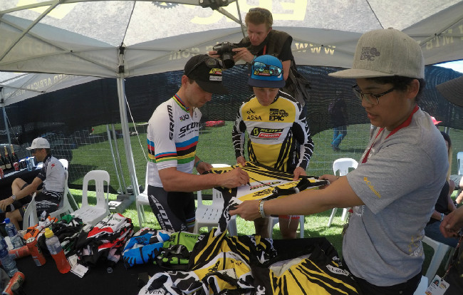 Podepisování dresů vítězů. Michal Červený nesmí pochopitelně chybět...