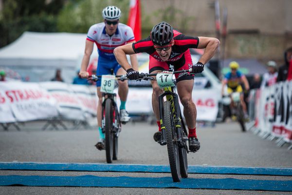 Jakub Kavalír poráží ve finále sprintu Luďka Šellera