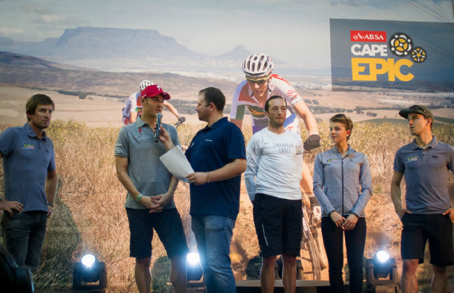 Každodenní program v jídelním stanu. Sešlo i 5 olympijských medailistů