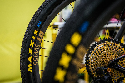 Kdo asi dostane v týmu Scott-Sram o 3 gramy lehčí gumu? 