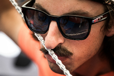 Mechanik Brad ujíždí na supr matroši