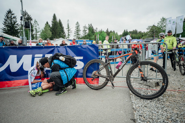Po závodě si sotva oblékla bundu