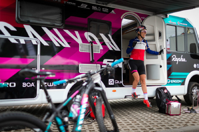 Pauline Ferrand Prevot vyráží do boje