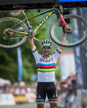 Nino Schurter slaví další vítězství