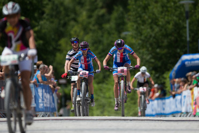 Jitka Škarnitzlová a Johana Kolašínová dojíždějí do cíle