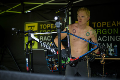 Mechanik Peter připravuje mistrovský bike pro Kristiána Hynka