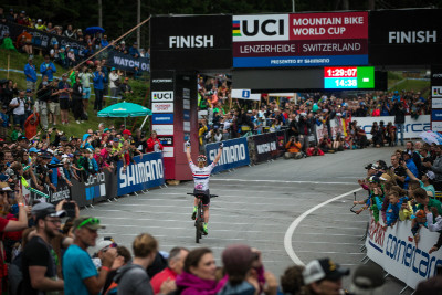 Annie Last je první!