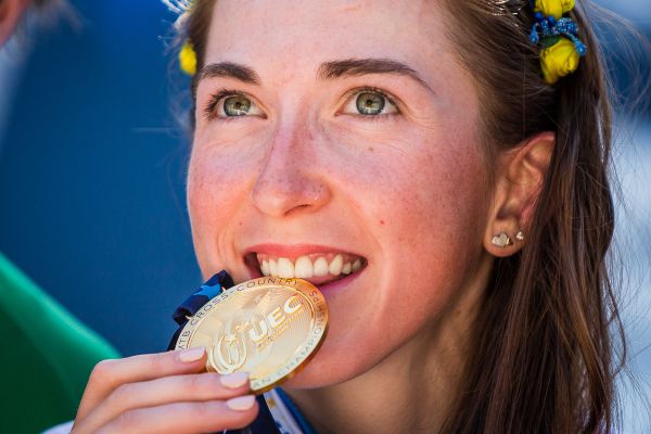 Vděčné fotografické kousání medailí...