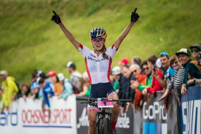 Kate Courtney vítězí v kategorii do 23 let