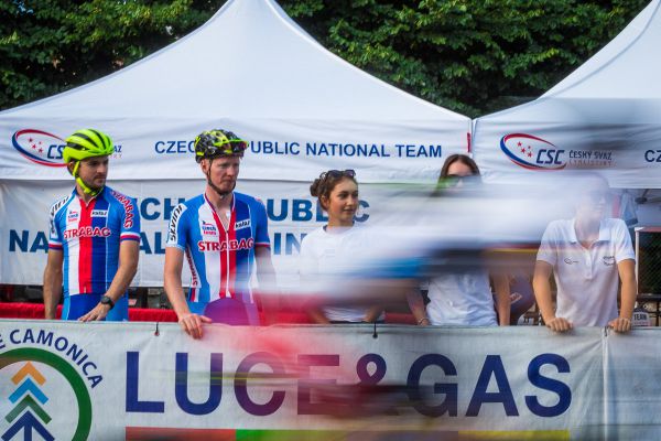 Češi sledují závod