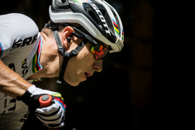 Nino Schurter trénuje s Oakley Radar Pace Camo