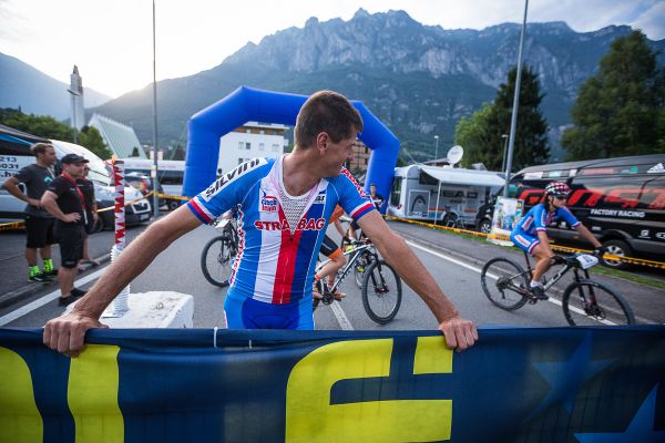 Viktor Zapletal sleduje Barču při přípravě na finále