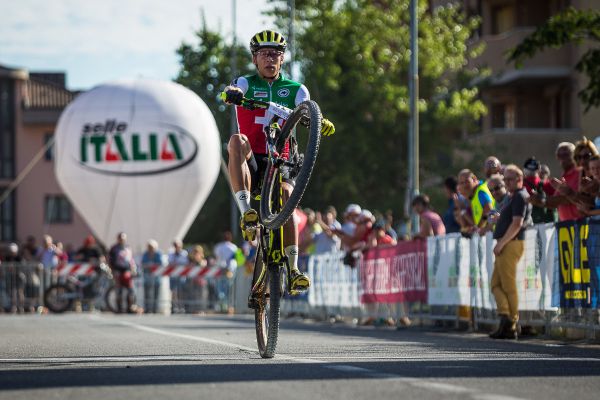 Andri Frischknecht dováží Švýcarům titul