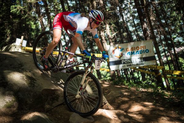 Jeden z přejížděných velkých kamenů