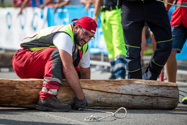 To není soutěž siláků... to jen týpci odklízí kllády z trati