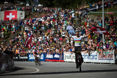 Nino Schurter vítězí před Jaroslavem Kulhavým