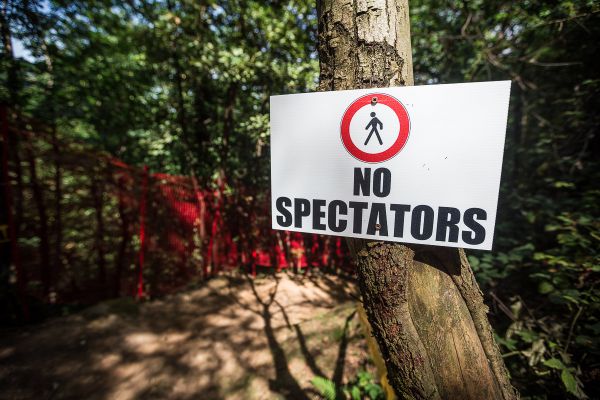 Některé pasáže jsou tak úzké, že pro diváky už není místo...