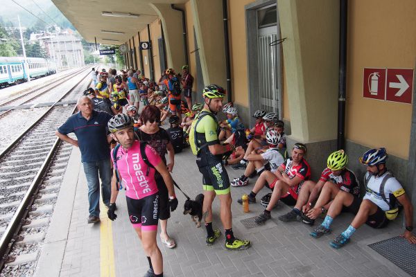 Čekání na vlak do Tende na start prologu