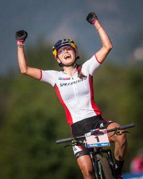 Kate Courtney vítězí