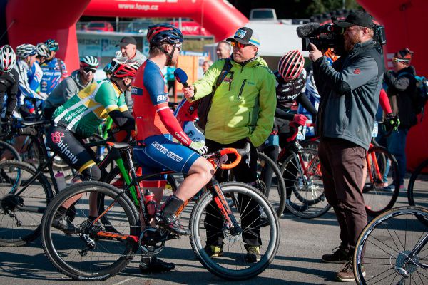 Premiéru gravel biků si nenechala ujít ani Česká televize