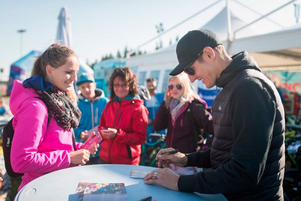 Na autogram Járy Kulhavého se stála slušná fronta...
