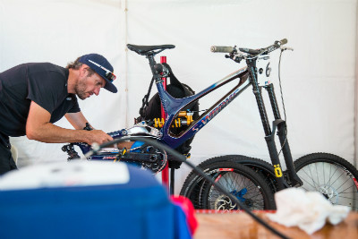 poslední ladění kola Loica Bruniho