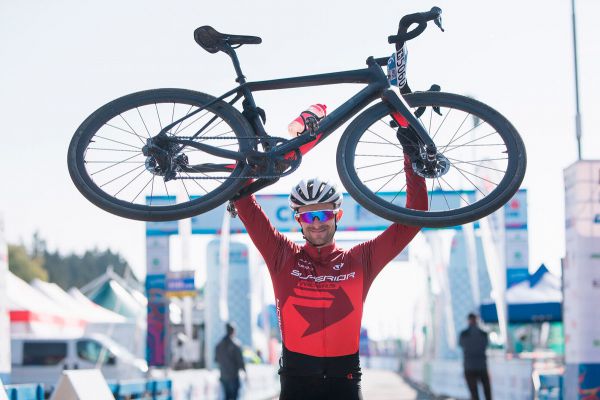 Hamánek se svým štěrkoletem Superior XRoad