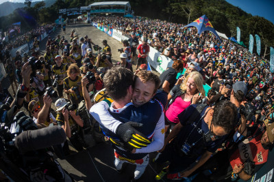 Loic Bruni přijímá gratulace od Troye Brosnana