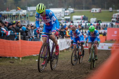 Honza Škarnitzl trápí cyklokrosaře