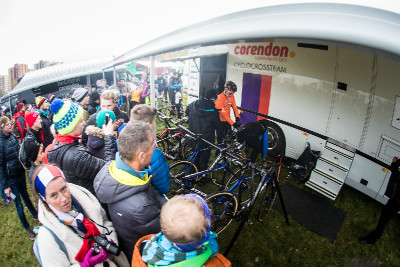 Předstartovní ruch kolem Mathieu van der Poela