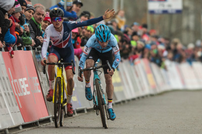 Eli Iserbyt zavírá Pidcocka a vítězí