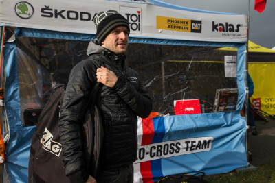 Škarna se hlásí do služby. Hned co najde kolo!