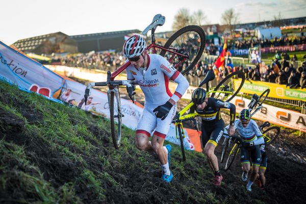 A Mathieu van der Poel od startu na čele