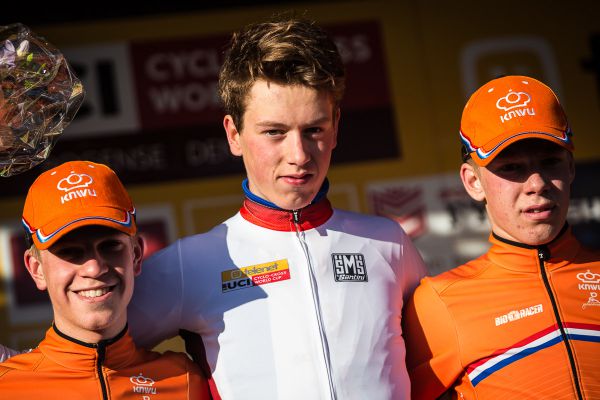 Tomáš obklopen Holanďany