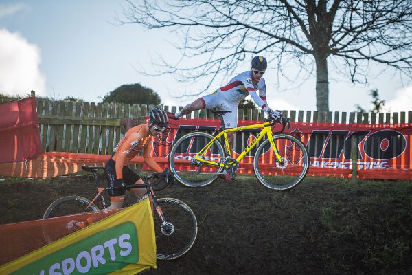 Pidcock v souboji s Woutersem, později bronzovým mužem U23