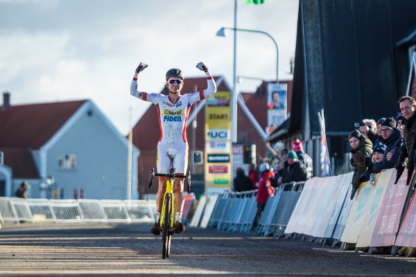 Thomas Pidcock se prvním rokem v U23 celkem chytá...