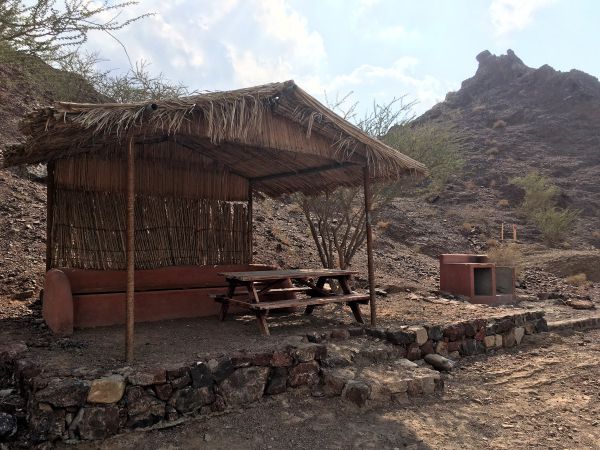 V Hattě najdete několik podobných zastíněných odpočíváren...