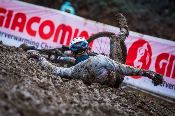 Pátek to byla přehlídka pádů...