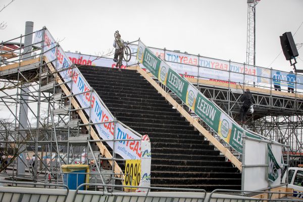 Drsný výběh schodů na vrcholu Caubergu