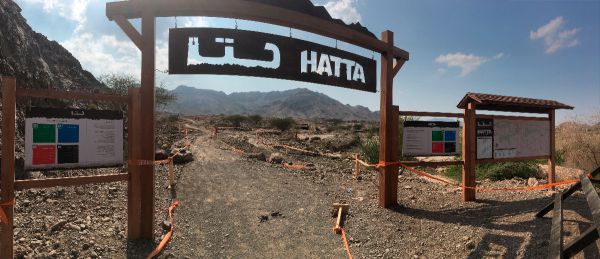 Brána do Hatty. Při naší návštěvě se zrvna konal Spartan race, proto mlíkem značené úseky...