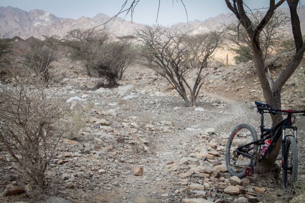 Traily v Hattě vedou často vyschlámi korytami potoků a říček...