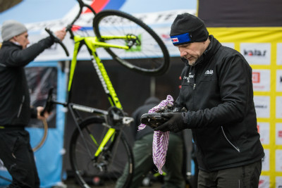 Mechanici se o víkendu určitě nenudili