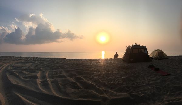 Kempování v poušti nebo na pláži je v Emirátech také oblíbené...