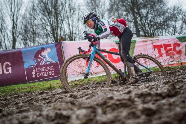 Neznámá cyklokrosařka kvůli níž musel fotograf klečet v bahně...