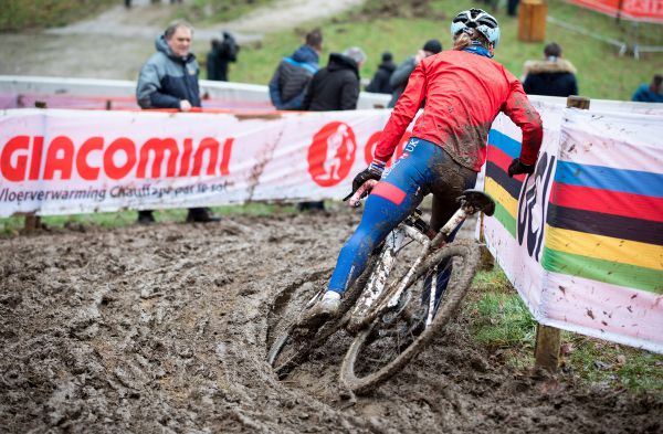 Evie Richards se trápila hned s první zatáčkou...