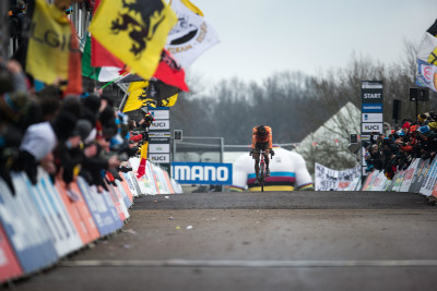 Zklamaný Mathieu van der Poel dojíždí třetí